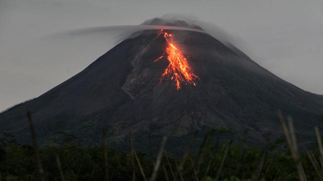 2 Kubah Lava Gunung Merapi Aktif Tumbuh
